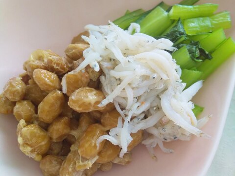 朝食に♫納豆と小松菜としらすの小鉢